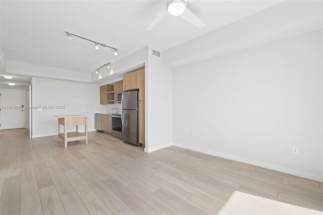 Building Photo - 555 NE 8th St