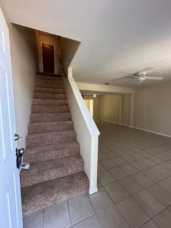 Building Photo - 2 bed 2 bath townhome, perfect location!