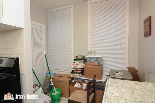 Building Photo - 2030 N Oakley Ave