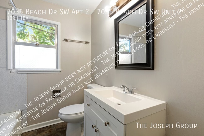 Building Photo - 7035 Beach Dr SW