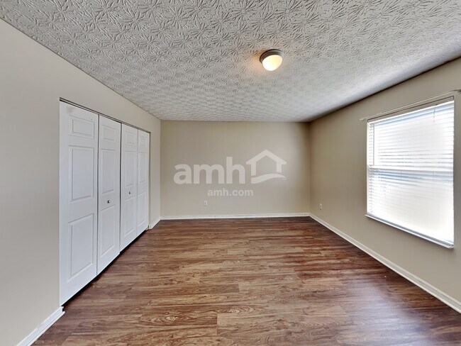 Building Photo - 5525 Village Grove Ln