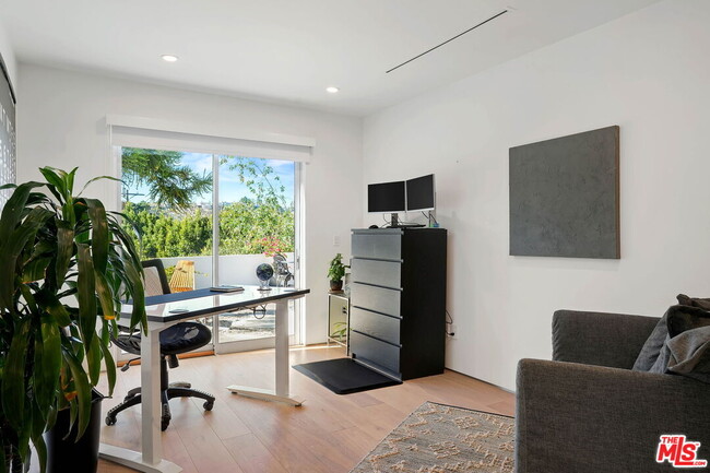 Building Photo - 2615 La Cuesta Dr