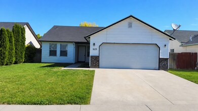 Building Photo - This three bedroom, 2 bath, single level home is ready for you! New paint, vinyl plank flooring, ...