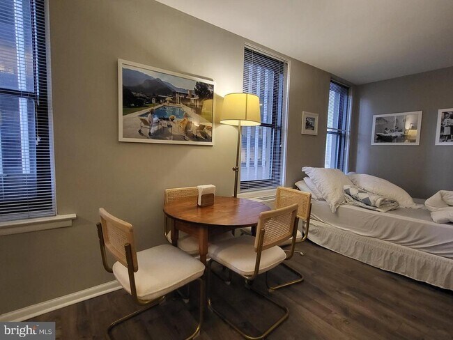 Building Photo - 135 S 19th St