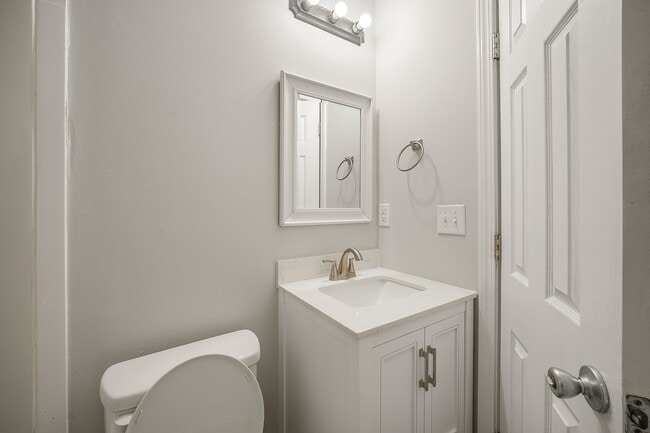 Building Photo - 373 Spring St SW