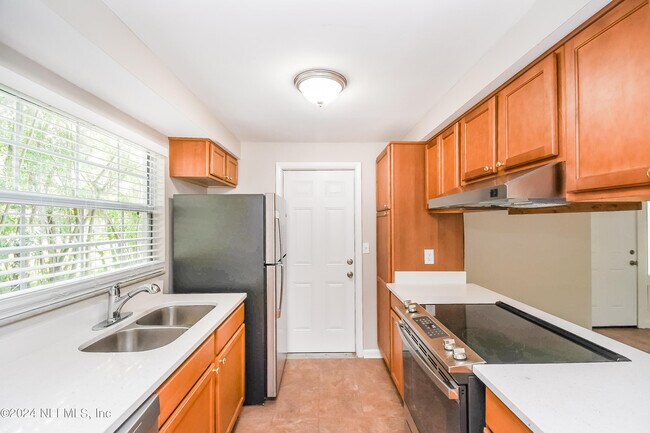 Building Photo - 3885 Mandarin Woods Dr N