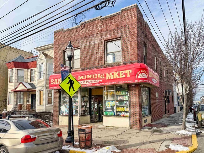 Building Photo - 915 Central Ave