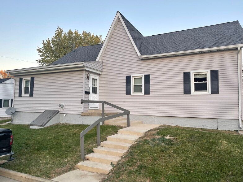 Primary Photo - 736 W Charles St
