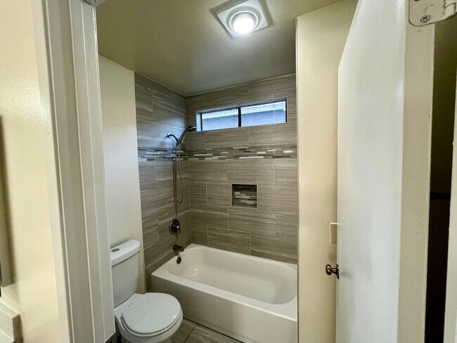 Building Photo - BELLA APARTMENTS: Beautiful 1 Bed / 1 Bath...