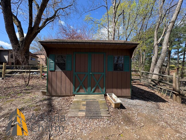 Building Photo - Spacious 5 Bedroom 3 Bath + Den Single Family Detached Home