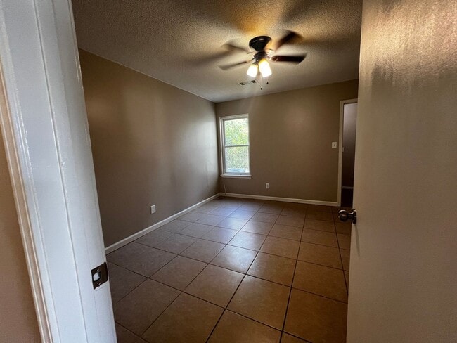 Building Photo - 3 Bedroom 2 Bathroom House