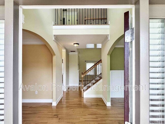 Building Photo - 2435 Manor View