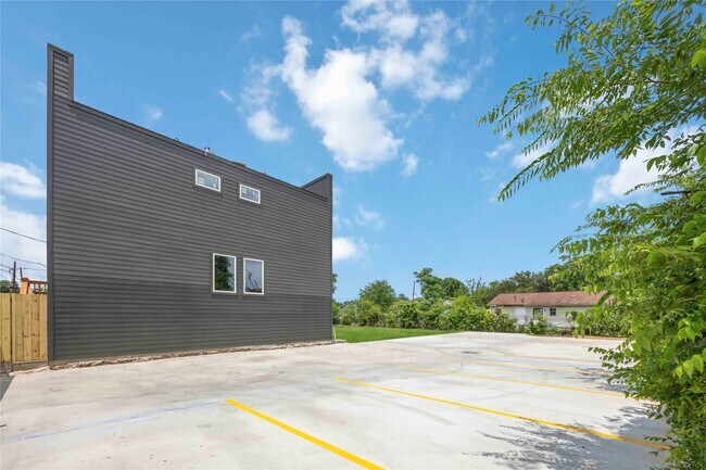 Building Photo - 2112 Des Chaumes St