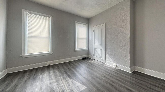 Building Photo - Renovated 2BR Row Home