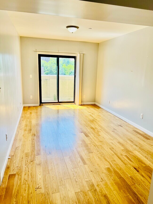 Building Photo - 143 Main St