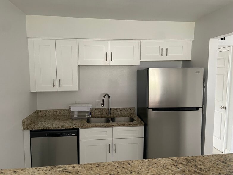 Building Photo - 9217 Tudor Dr
