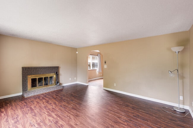 Building Photo - THREE BEDROOM IN MINT VALLEY