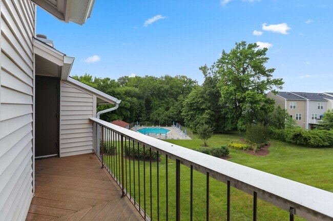 Building Photo - Charming Top Floor Condo with Pool View!!