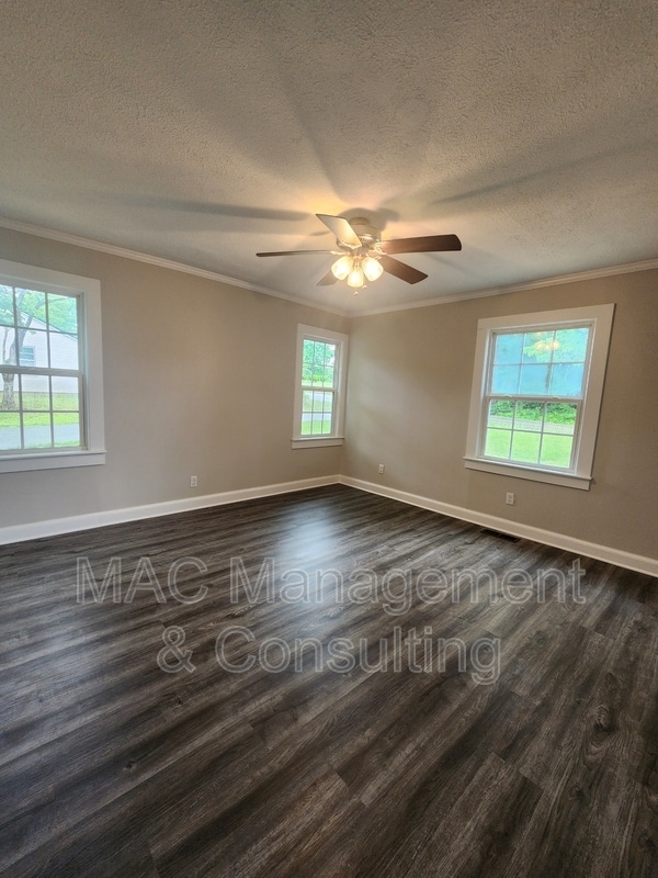 Building Photo - 1067 Crescent Dr