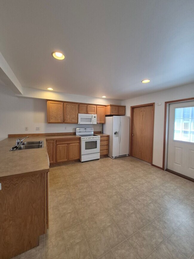 Building Photo - 5672 Correll Dr