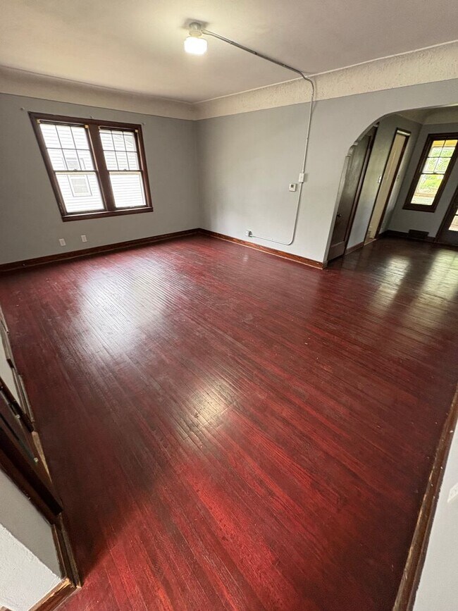 Building Photo - 3 Bedroom Single Family Home