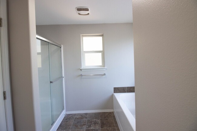 Building Photo - A BEND HOME FOR PEOPLE AND PETS!