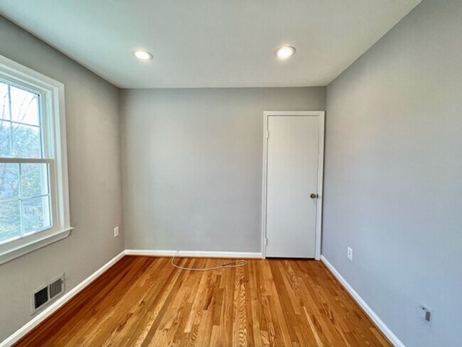 Building Photo - Beautiful and updated 4 BR 2.5 BA with gar...