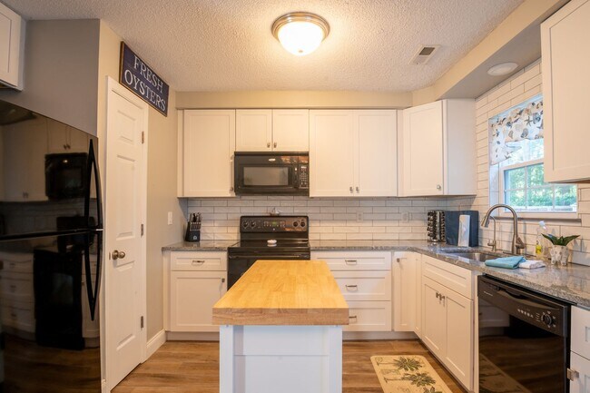 Building Photo - FURNISHED MONTHLY RENTAL-AVAILABLE STARTING MARCH 2026