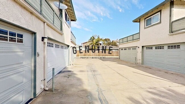 Building Photo - Lovely 2 Bd 1.5Ba Condo in Costa Mesa With Spacious Deck