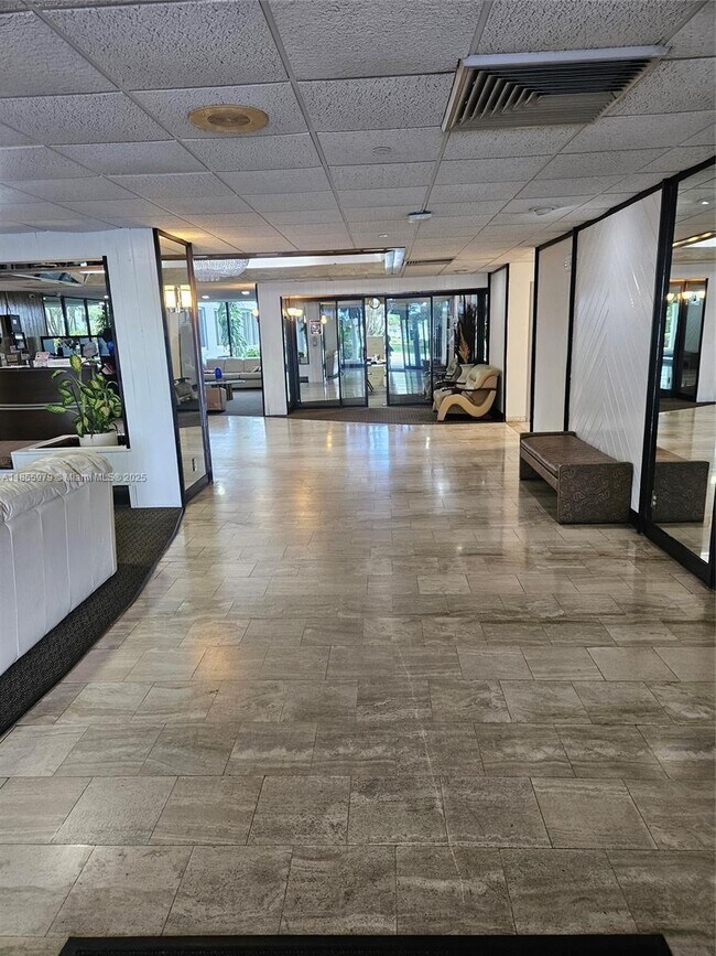 Building Photo - 4200 Hillcrest Dr