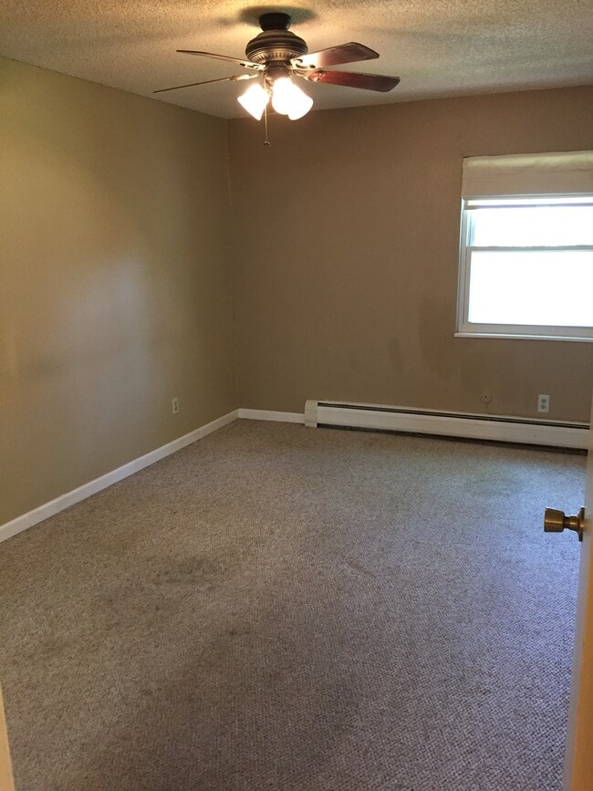 Building Photo - 501 Golden Cir