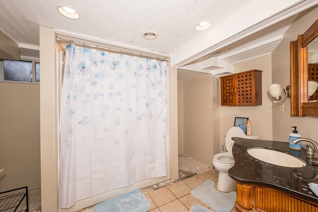 Building Photo - Great 4 Bedroom/2 Bath Home near UND!