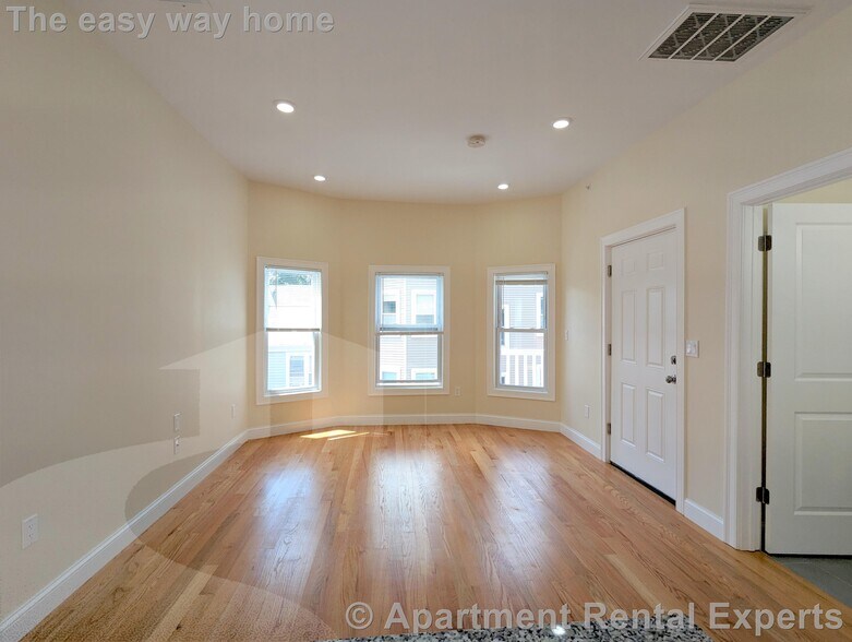 Building Photo - 2 Sacramento Pl