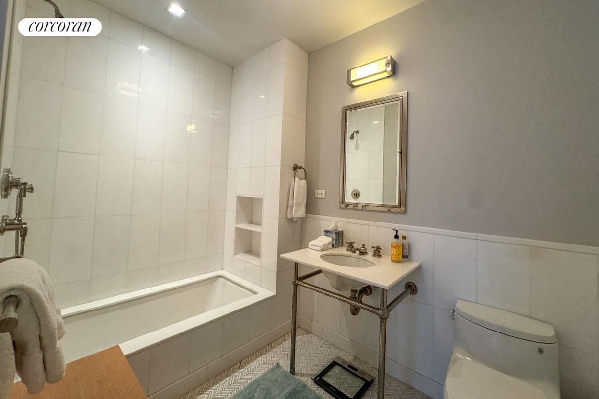 Building Photo - 40 E 72nd St