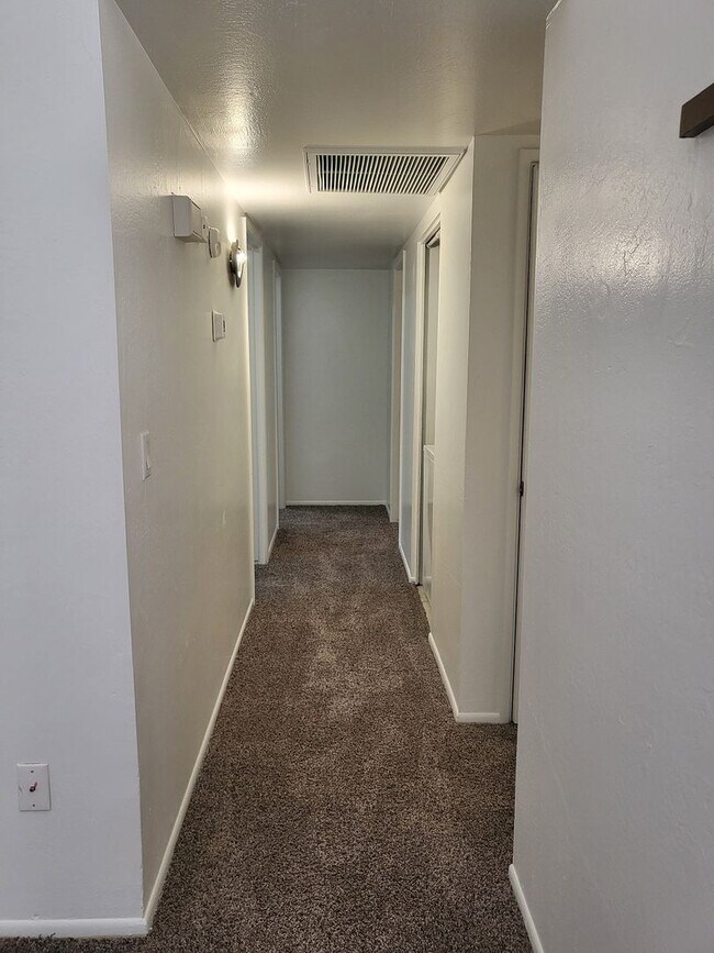 Building Photo - 1ST MONTH RENT FREE!!! GREAT SINGLE LEVEL ...