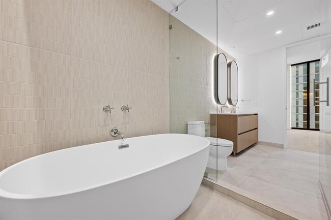 Building Photo - 610 Davis St