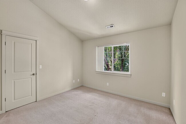 Building Photo - 7130 NE Ridge Dr