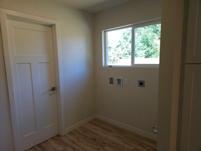 Building Photo - 3Bd/2.5Ba Single Story Home-For viewing!