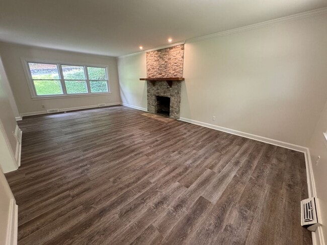 Building Photo - Renovated 4/3 House in North Hills- $1,995