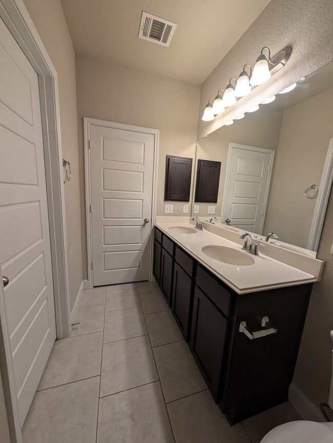 Building Photo - Less than 1 Mile to Gruene / Fridge Included/ Gas Cooking / Covered Patio / CISD