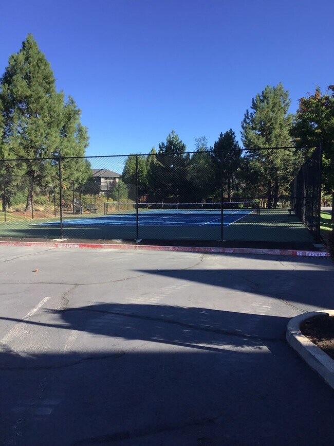 Building Photo - 2 Story Townhouse in Bend