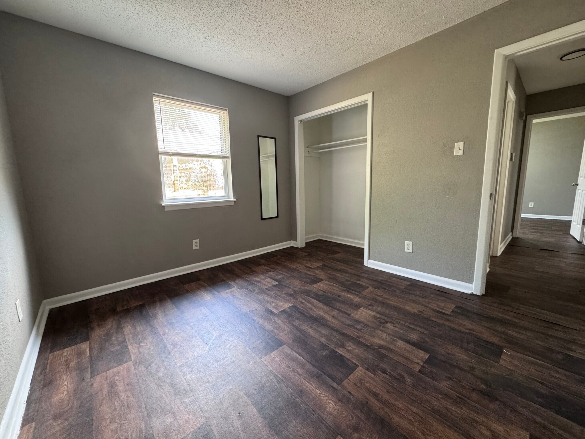 Building Photo - 1305 W 48th St