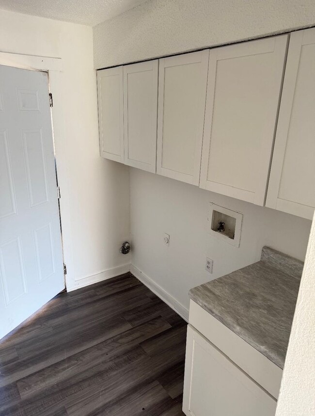 Building Photo - Newly Updated 2 Bed / 1 Bath Duplex