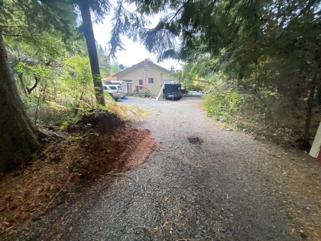 Building Photo - 31 SW Lake Roesiger Rd