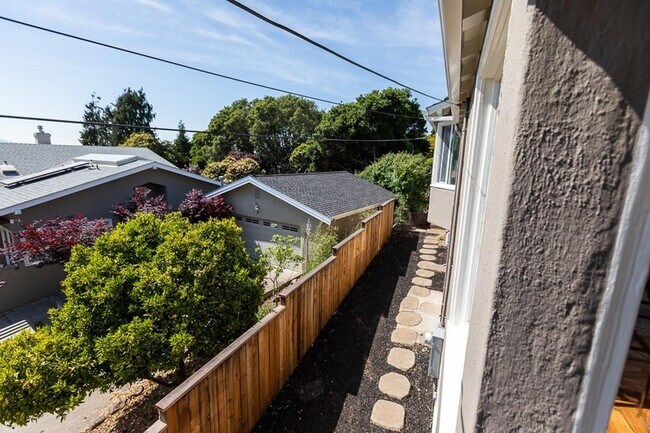 Building Photo - Elegant Kensington living with comfort, character, and scenic appeal