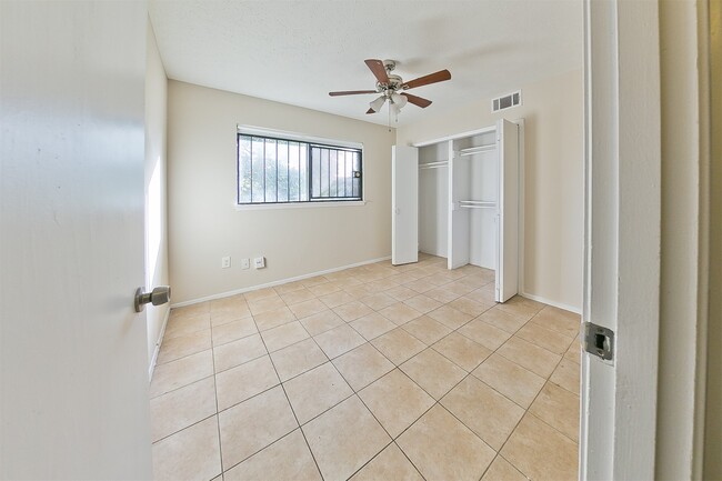 Building Photo - 4011 Smooth Oak Ln