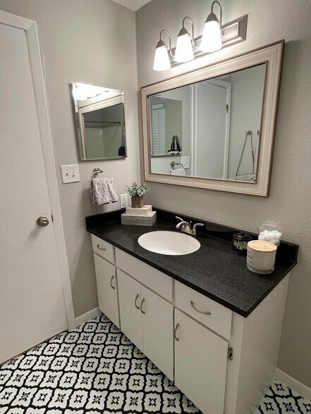 Master Bathroom - 6216 Robinson St