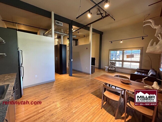 Building Photo - Industrial Downtown Living!