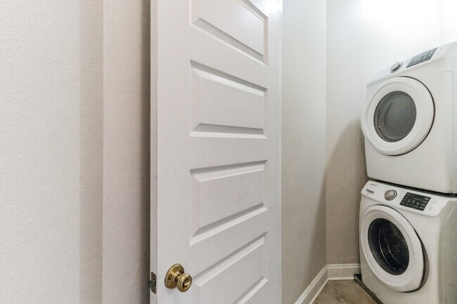 Building Photo - 615 29th St