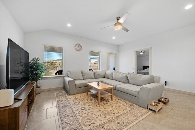 Building Photo - 30010 Reagans Rnch Dr